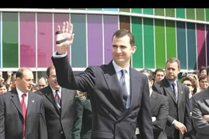 Don Felipe, aún con la mano derecha lesionada, saluda al cerca del millar de leoneses y leonesas que se acercaron a las inmediaciones del museo para recibirles.