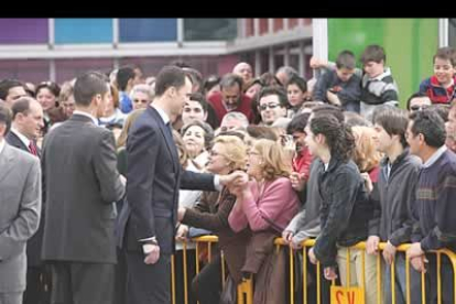 Como es habitual, los Príncipes se acercaron al público para dar la mano y saludar personalmente a las personas que les aclamaban.