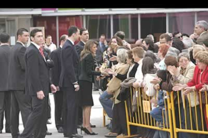 Doña Letizia, muy elegante, se mostró muy cariñosa con toda la gente.