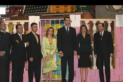 Ya en el interior del museo, la tradicional foto de familia. Mario Amilivia, Rafael Doctor, Silvia Clemente, don Felipe, doña Letizia y Juan Vicente Herrera, posan para la prensa.