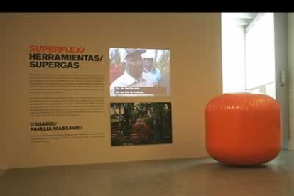 La exposición con la que se abre el Musac, «Emergencias», estará abierta al público hasta el 31 de agosto. Se trata de una particular denuncia de las grandes injusticias de la humanidad.