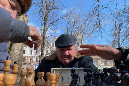 Andriy, Vladimir y Anatoliy juegan al ajedrez en un parque de Odesa. ISAAC J. MARTÍN