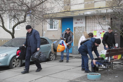 Vecinos de Kiev recogen sus cosas ante el asedio de las tropas rusas. SERGEY DOLZHENKO