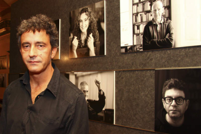 Vega ante sus retratos, colgados en las paredes del Hotel Quindós.