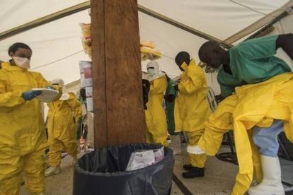 Personal de Médicos sin Fronteras se pone trajes protectores, en un centro sanitario de Kailahun, en Sierra Leona.