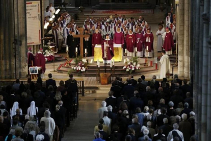 El arzobispo de Ruan  Dominique Lebrun  c  al fondo   pronuncia unas palabras durante el funeral del sacerdote Jacques Hamel en la catedral de Ruan  Francia