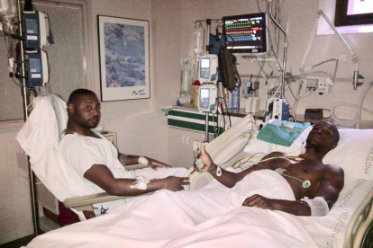 Abidal y su primo Gérard Armand en el Hospital tras la operación /