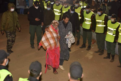 Los padres de Rayan pasan ante los equipos de rescate. JALAL MORCHIDI