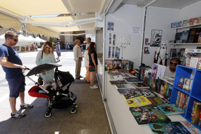 La Feria del Libro de La Bañeza sirve de foco de atracción de los amantes de la lectura. DL