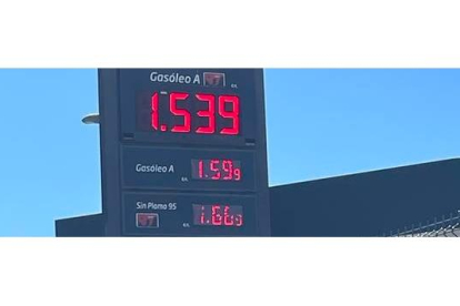 Precios del combustible este domingo en una gasolinera de León. DL