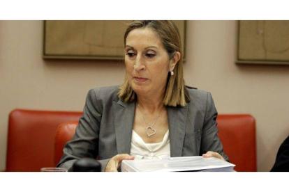 La ministra de Fomento, Ana Pastor, durante su comparecencia en la Comision de Fomento sobre el accidente ferroviario de Santiago.