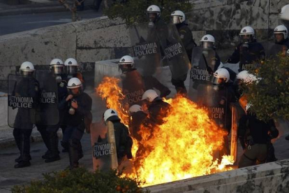 Un coctel molotov ante el Parlamento en Atenas. Foto: YANNIS BEHRAKIS | REUTERS