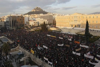 Unos 25.000 manifestantes en la protesta ante el Parlamento. Foto: YANNIS BEHRAKIS | REUTERS