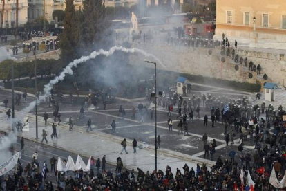 Mangueras de agua contra los manifestantes en la plaza Syntagma de Atenas. Foto: YANNIS BEHRAKIS | REUTERS