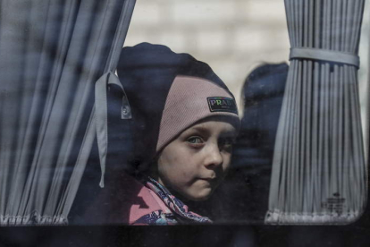 Imagen de una niña en uno de los autobuses que huyen del Donbás ante el gran ataque ruso que se espera. ATEF SAFADI