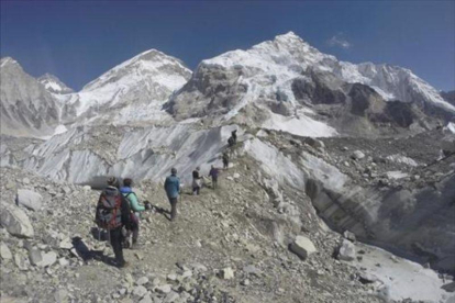 Montañeros, cerca del campo base del Everest.