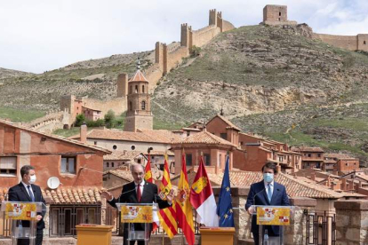 Los presidentes Emiliano García-Page, Javier Lambán y Alfonso Fernández Mañueco, ayer, en Albarracín. ANTONIO GARCÍA