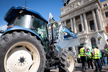 Los agricultores desplegaron sus tractores frente al Ministerio de Agricultura. LUCA PIERGIOVANNI