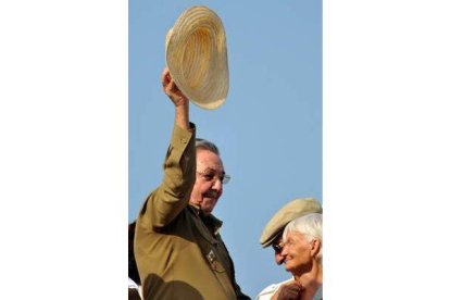 Raúl Castro saluda durante el desfile en La Habana.