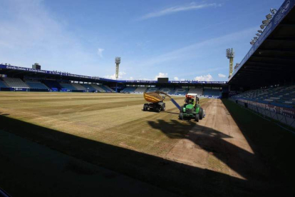 Los trabajos de renovación y acondicionamiento del terreno de juego de El Toralín ya se han puesto en marcha. SDP