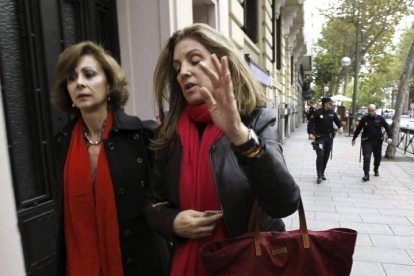 Rosalía Iglesias acompañada de su abogada