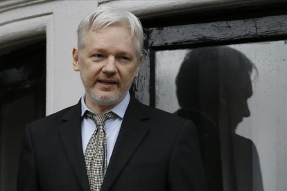 Julian Assange en el balcón de la embajada de Ecuador en Londres.