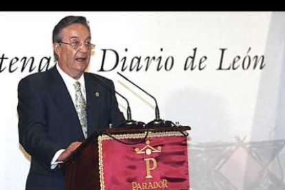 El presidente del Diario de León, Santiago Rey Fernández-Latorre, durante su intervención en el Hostal de San Marcos.