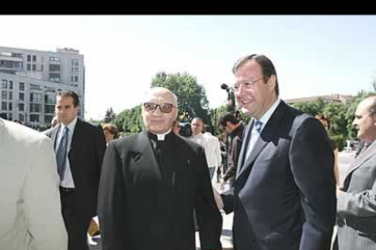 El Abad emérito de San Isidoro, Antonio Viñayo, junto al consejero de Fomento de la Junta de Casyilla y León, Antonio Silván.