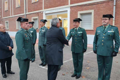 Nicanor Sen, durante la visita de esta mañana a las instalaciones de la Guardia Civil en León. DL
