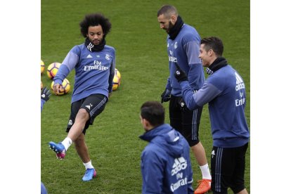 Cristiano Ronaldo, Karim Benzema y Marcelo durante el entrenamiento de ayer. CHEMA MOYA