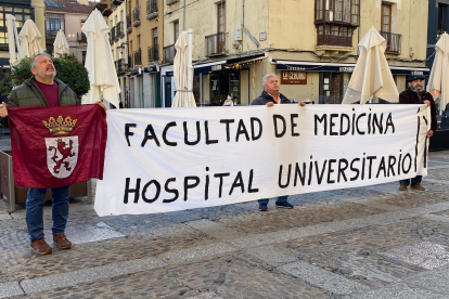 Movilización ciudadana en la plaza de San Marcelo a favor de la Facultad de Medicina para León. DL