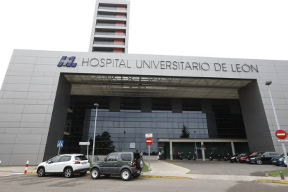 Una de las entradas al Hospital de León. RAMIRO