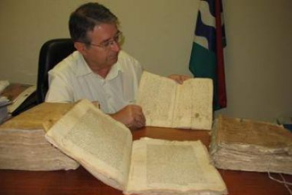 El alcalde, Carlos Ibarrola, muestra el documento de 1444 encontrado en el ayuntamiento.