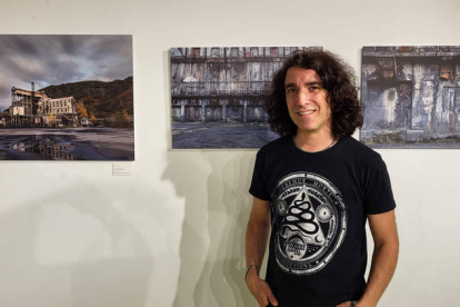 El fotógrafo ponferradino, afincado en Madrid, expone en Móstoles una colección fotográfica titulada ‘Huella y sombra’. DL