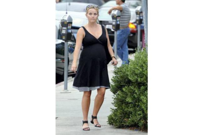 Reese Witherspoon se sitúa sexta en el 'top ten' con su look de mamá sexi. Foto: AGENCIAS