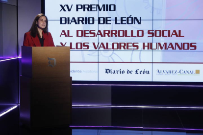 Adriana Ulibarri, vicepresidenta de Diario de León, apeló a la solidaridad y al optimismo en su discurso. RAMIRO