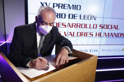 El premiado Vicente Gutiérrez firma en el Libro de Oro de Diario de León. RAMIRO
