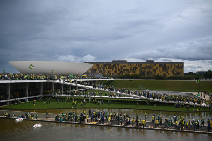 Los manifestantes invaden la sede de la Presidencia de la República de Brasil. ANDRE BORGES