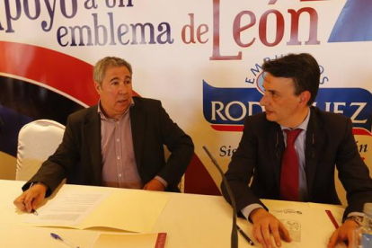 El director del Diario de León, Joaquín S. Torné, junto a Jorge Morro, director general de la Industria Agroalimentaria y de la Empresa Agraria