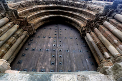 La Puerta del Perdón de la iglesia de Santiago en Villafranca del Bierzo, ayer tarde. ANA F. BARREDO