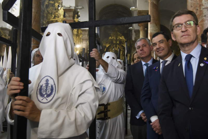 José Luis Sanz, Juanma Moreno y Alberto Núñez Feijóo ayer, a la salida procesional de la Hermandad de La Candelaria de Sevilla. RAÚL CARO