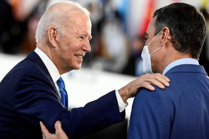 Biden saluda a Pedro Sánchez ayer, en la reunión de líderes del G-20 que se celebra en Roma. RICCARDO ANTIMIANI