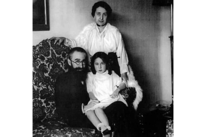 Josefina Blanco y Ramón del Valle-Inclán con una de sus hijas.