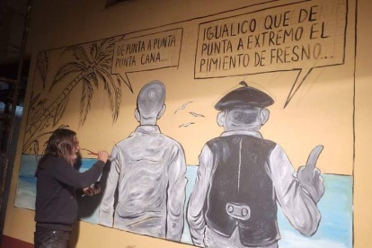 Lolo, pintando el mural dedicado a los Arteaga en Fresno de la Vega hace pocas semanas. DL