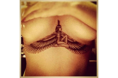 La diosa Isis, "siempre en mí y en mi corazón", el nuevo tatuaje de Rihanna.