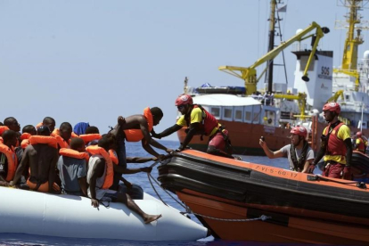 Un barco de la oenegé Activa Open Arms rescata a inmigrantes frente a la costa de Libia, este domingo 27 de agosto