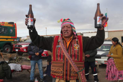 Un indígena participa en un rito en el sector de la apacheta, en El Alto (Bolivia). MARTÍN ALIPAZ