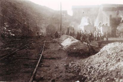 El túnel número 20, al fondo, pocos días después del accidente de 1944 que costó la vida a cien personas. En la imagen se aprecia que aún humea. ALADINO ARDURA