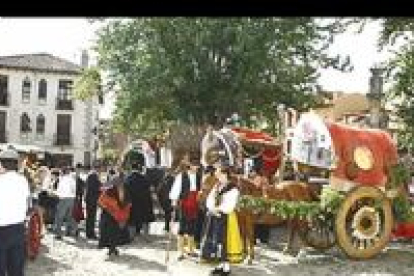 El desfile de carros engalanados y pendones y la tradicional degustación de la morcilla y el chorizo de San Froilán reúnen a miles de personas en la capital de la provincia.