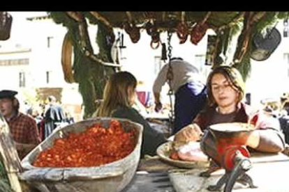 Los sabores más tradicionales de León sazonaron la jornada y la degustación de morcilla y chorizo de San Froilán congregó frente a las Carbajalas a una multitud que no dudo en catar lo más típico de la gastronomía leonesa.